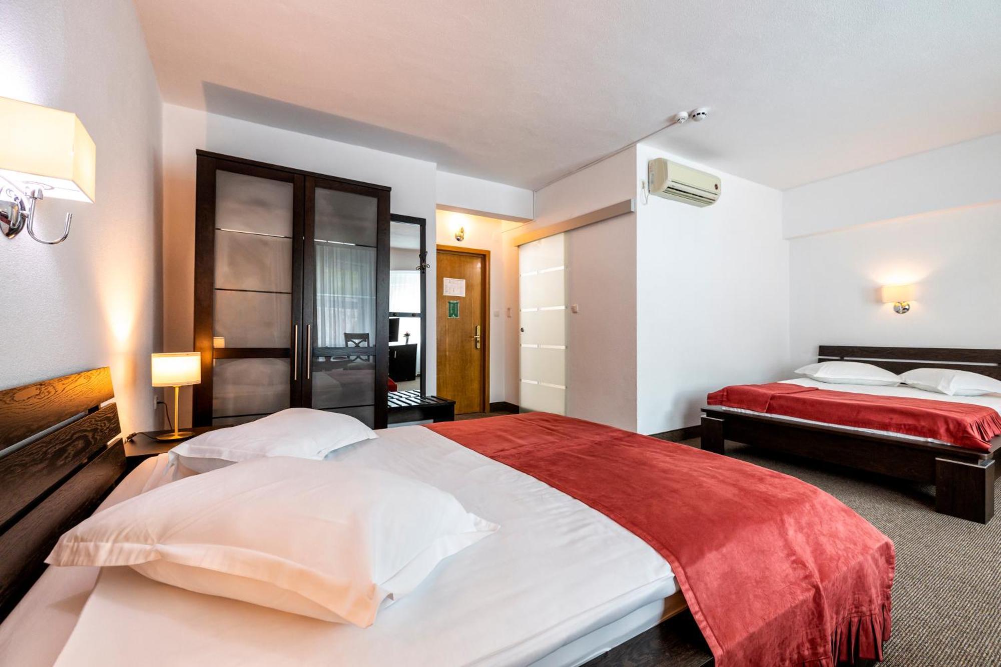 Hotel Cornul Vanatorului Piteszti Zewnętrze zdjęcie